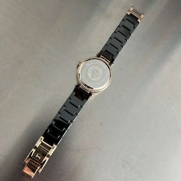 Black and Gold watch - Picture 2 of 4